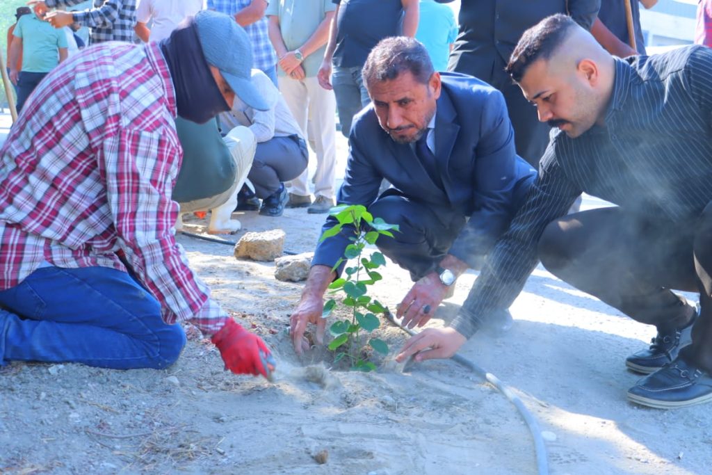جامعة ذي قار تشهد حملة تشجير واسعة لتعزيز المساحات الخضراء والاستدامة البيئية