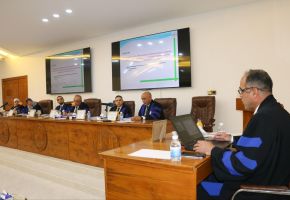 رئيس جامعة ذي قار يحضر مناقشة علمية في كلية العلوم ويؤكد أهمية توظيف البحث العلمي في